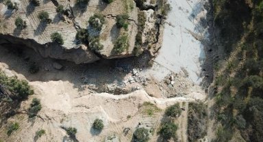 Hatay'ın Defne ilçesinde de zeytin bahçesinde deprem sonrası dev yarıklar oluştu