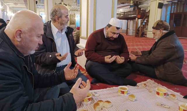 Her cuma sabahı namazından sonra cemaate çorba ikram ediliyor