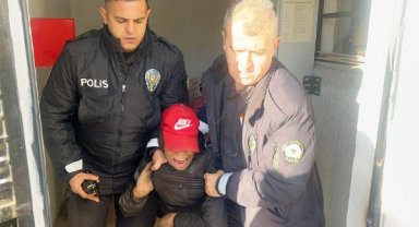 Hırsızlık şüphelisi, yakalanacağını anlayınca kendisini asansör dairesine kilitledi