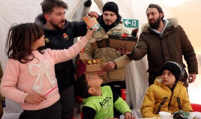 Hollanda'dan gelen 4 gurbetçi, yardım için Kahramanmaraş'ta