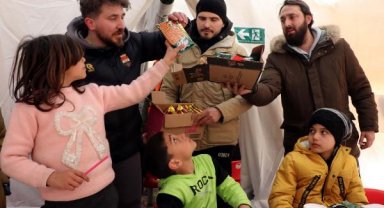 Hollanda'dan gelen 4 gurbetçi, yardım için Kahramanmaraş'ta