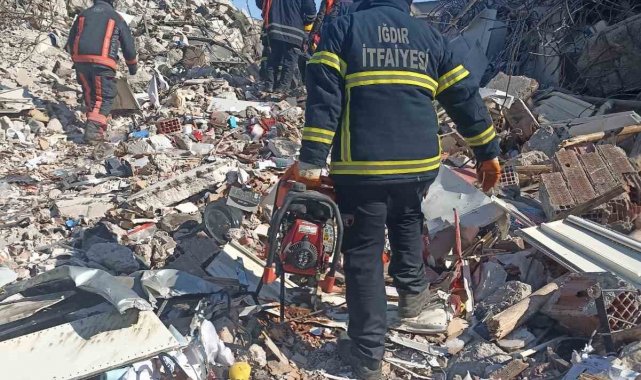Iğdır itfaiyesi deprem bölgesinde çalışmalarına devam ediyor