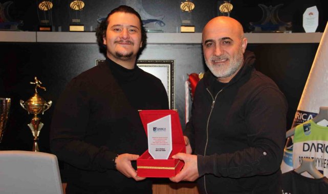 İHA muhabirine teşekkür plaketi