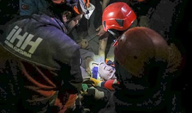 İHH 3 bin 83 kişilik ekibiyle deprem bölgesinde görev yapıyor