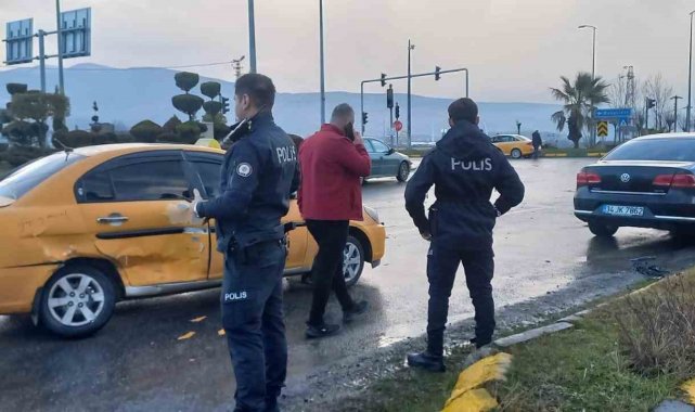 İki araç kavşakta çarpıştı