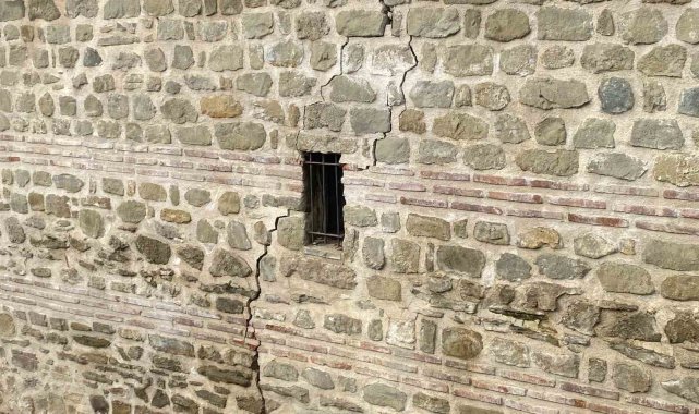 İki büyük deprem, 5 asırlık tarihi hanın duvarını çatlattı