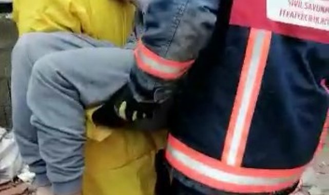 İki kardeş depremden 36 saat sonra sağ kurtarıldı