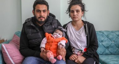 İkizi depremde ölen SMA'lı Aybüke, hayata tutunmaya çalışıyor