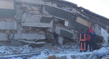İlaçlarını almak için girdiği evde ikinci depreme yakalandı; Çinli ekip arıyor