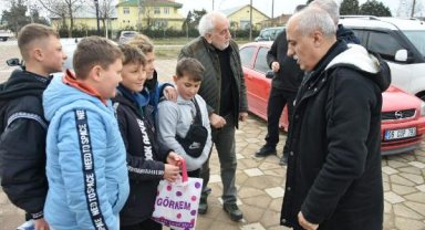 İlköğretim okulu öğrencileri, sattıkları kalemlerin parasını depremzedelere gönderdi