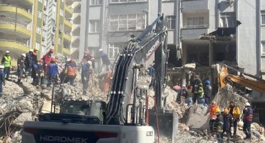Irmak'ın ikiziyle anne- babasının enkazdan cansız bedeni çıkarıldı, kendisinden haber yok