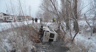 İşçi servis minibüsü buzlanan yolda devrildi: 2 yaralı