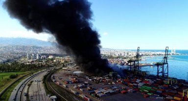 İskenderun Limanı'ndaki yangına ekipler havadan ve karadan müdahale ediyor