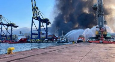 İskenderun Limanı'ndaki yangına ekipler havadan ve karadan müdahale ediyor
