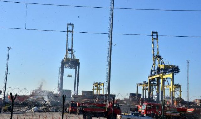 İskenderun Limanı'ndaki yangında hurdaya dönen konteynerler kaldırılıyor