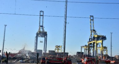 İskenderun Limanı'ndaki yangında hurdaya dönen konteynerler kaldırılıyor