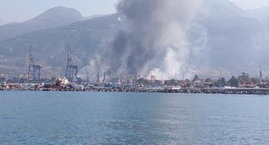 İskenderun Limanı'ndaki yangında soğutma çalışmaları devam ediyor