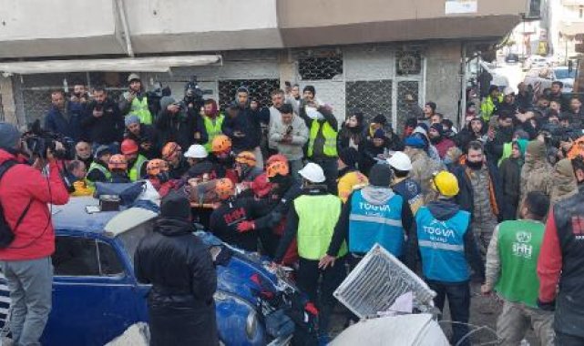 İskenderun'da 102'nci saatte aynı enkazdaki 9 kişiden 6'sı kurtarıldı