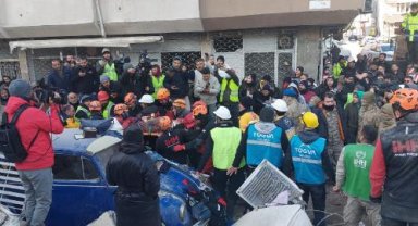 İskenderun'da 102'nci saatte aynı enkazdaki 9 kişiden 6'sı kurtarıldı