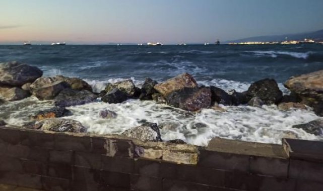 İskenderun'da deniz seviyesi yükseldi