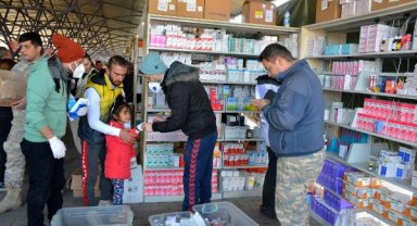 İskenderun'da depremzede eczacılar, konteyner eczane kurdu