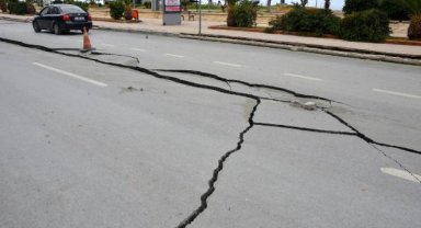 İskenderun'da sahil yolu depremde çöktü; büyük yarıklar oluştu