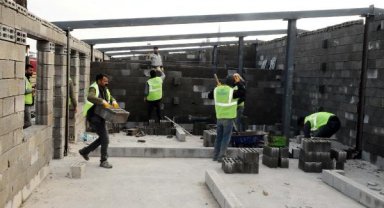 İslahiye'de depremzedeler için briket ve prefabrik evler yapılıyor