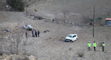 Isparta'da çarpışan iki otomobil dere yatağına uçtu: 2 ölü, 1 yaralı
