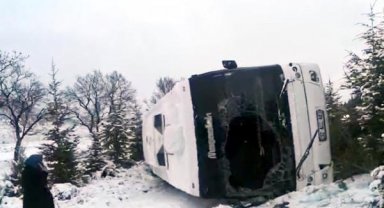 Isparta'da işçileri taşıyan otobüs devrildi; 11 yaralı
