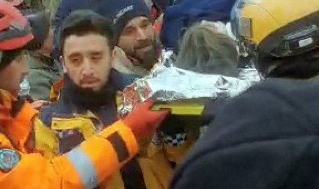 İsrail arama kurtarma ekibi 102 saat sonra bir vatandaşı enkazdan sağ çıkardı