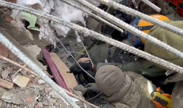 İsrail ekibi 5'inci günde 10 yaşındaki çocuğu sağ çıkardı