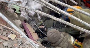 İsrail ekibi 5'inci günde 10 yaşındaki çocuğu sağ çıkardı