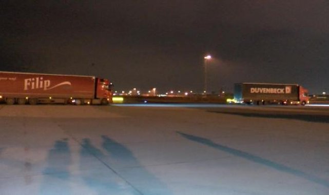 İstanbul'a 11 TIR'la ulaşan uluslararası yardımlar uçakla deprem bölgesine gönderildi