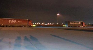 İstanbul'a 11 TIR'la ulaşan uluslararası yardımlar uçakla deprem bölgesine gönderildi
