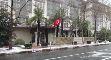 İstanbul'da bayraklar yarıya indirildi