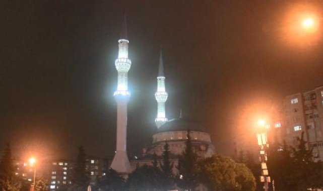 İstanbul'da deprem bölgesinde hayatını kaybedenler için sela okundu