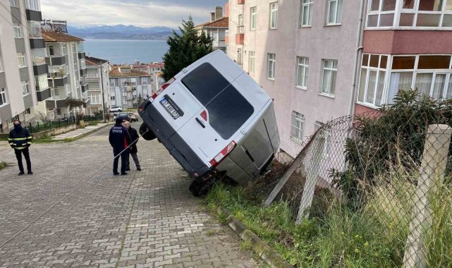 İterken kontrolden çıkan minibüs bahçe tellerinde asılı kaldı