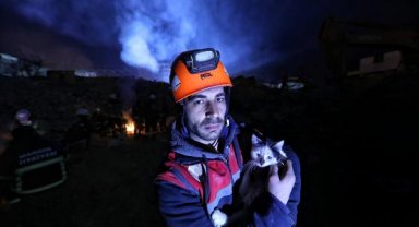 İtfaiye eri, enkazdan 129'uncu saatte kurtardıkları kediyi sahiplendi