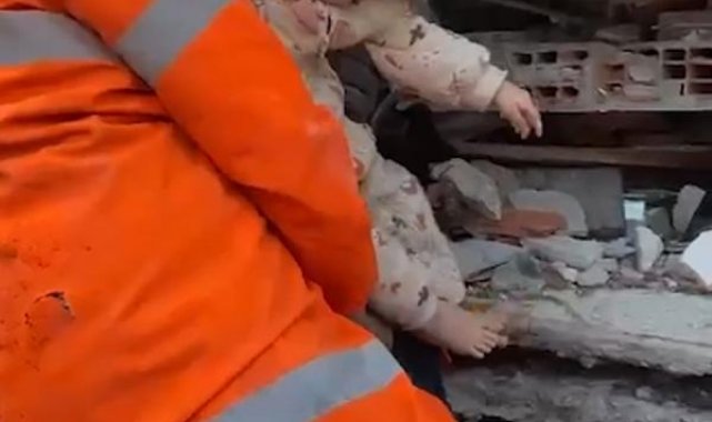 İtfaiye personeli göçük altındaki bebeği 'Tamam kuzum, gidelim' diye kurtardı