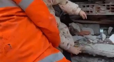 İtfaiye personeli göçük altındaki bebeği 'Tamam kuzum, gidelim' diye kurtardı