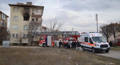 İtfaiye ve sağlık ekibinin müdahale ettiği kedi, kurtarılamadı