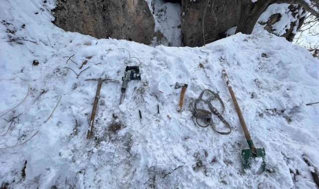 İzinsiz kazı yapan 4 kişiye gözaltı: plastik boru içerisinde patlayıcı ele geçirildi