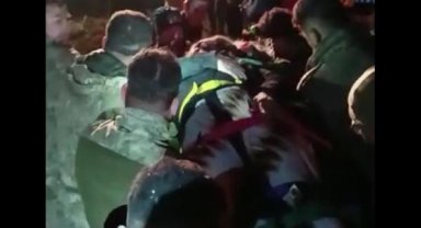İzmir itfaiyesi, 1'i çocuk 3 vatandaşı enkazdan sağ olarak kurtardı