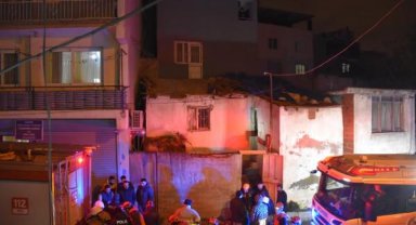 İzmir'de evin çatısı üzerine çöken genç yaralandı