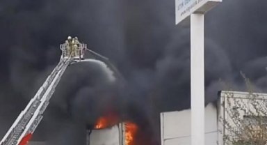 İzmir'de geri dönüşüm tesisi yangını