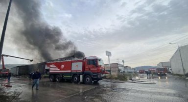 İzmir'de geri dönüşüm tesisi yangını