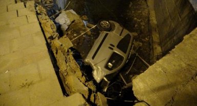 İzmir'de hafif ticari araç dereye uçtu 