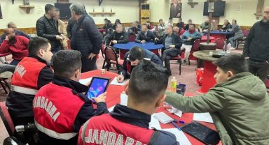 İzmir'de kahvede kumar oynayan 95 kişiye 385 bin lira ceza