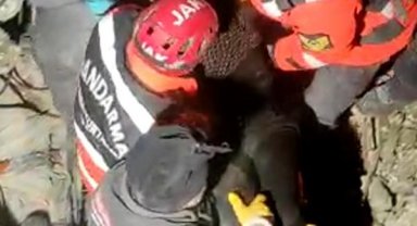 JAK ekibi, 76 saat sonra kız çocuğunu enkazdan çıkardı