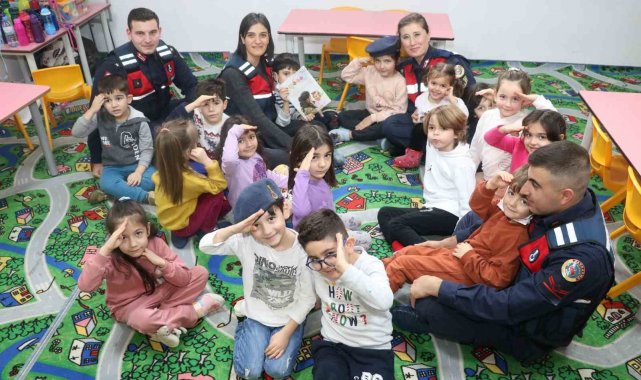 Jandarma çocukları mesleki alanlarında bilgilendirdi